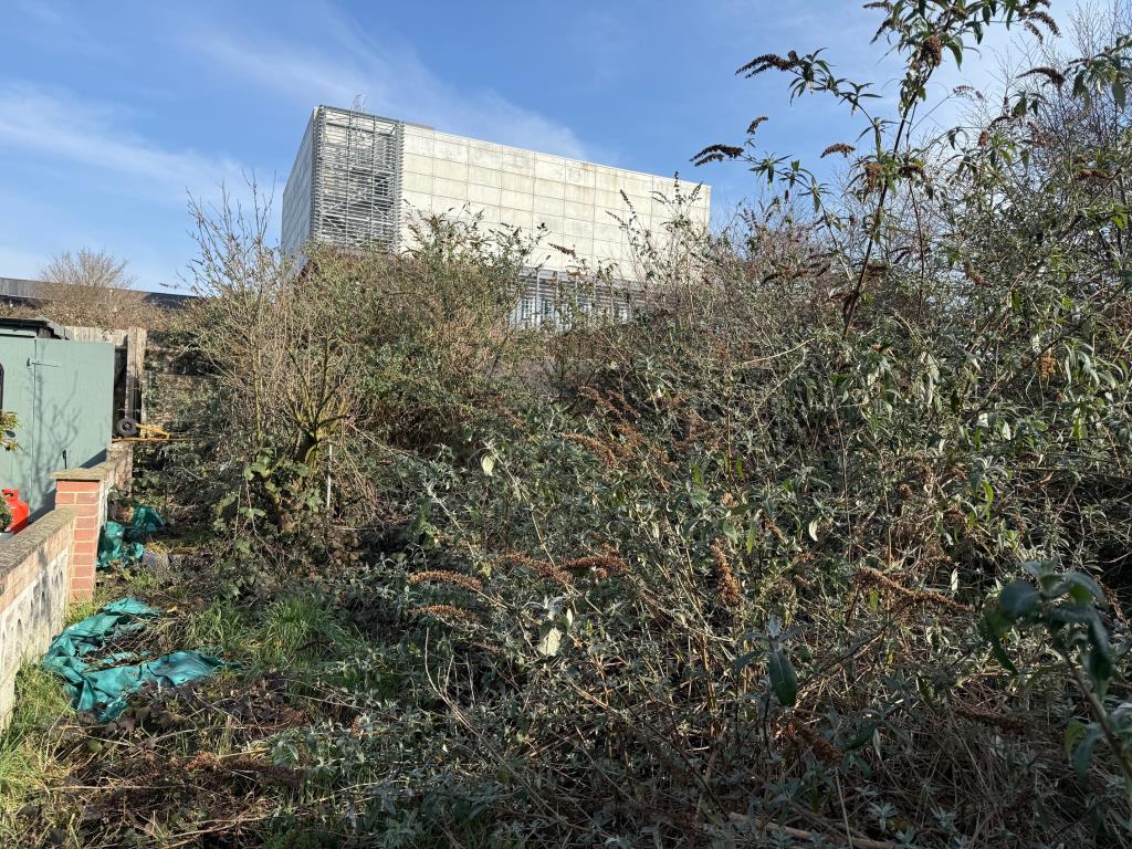 Lot: 47 - EXTENDED END-TERRACE HOUSE FOR IMPROVEMENT - Overgrown rear garden